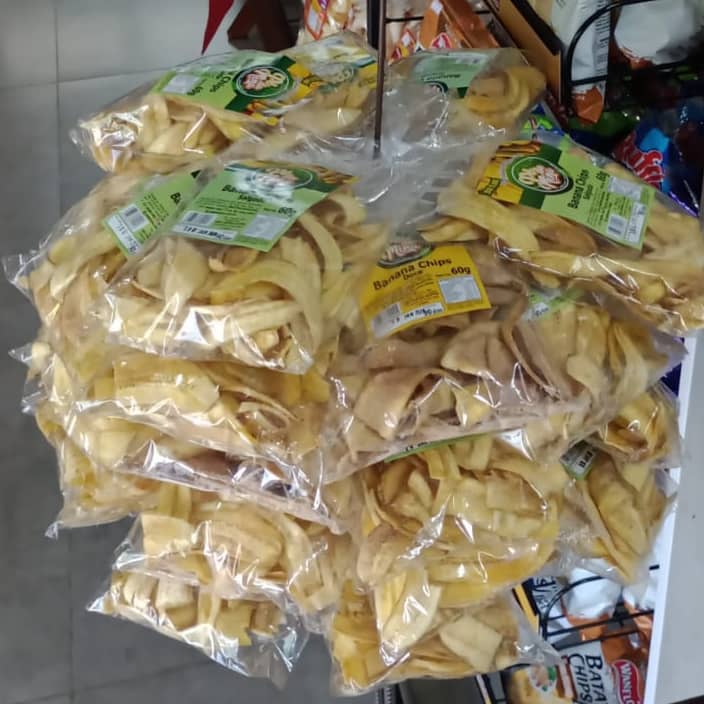 Banana chips com suporte expositor